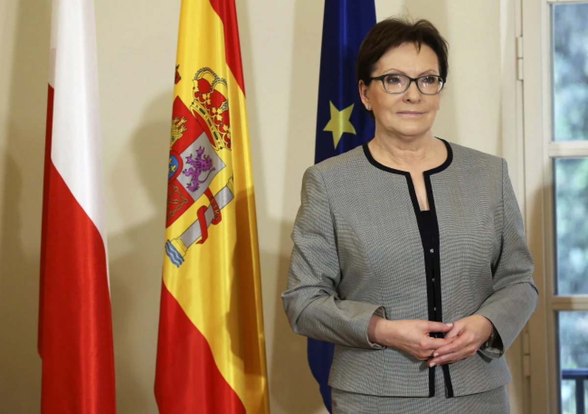 Rząd będzie postępował tak, by budżet państwa i obywatele naszego kraju nie ponieśli konsekwencji pomocy UE dla Grecji - twierdzi premier Ewa Kopacz. Komisja Europejska zaproponowała w środę wykorzystanie środków ze wspólnego dla całej UE Europejskiego Mechanizmu Stabilizacji Finansowej (EFSM) na finansowanie pomostowe dla Grecji. Propozycja ta zakłada udział krajów spoza strefy euro, w tym Polski, w gwarancjach pożyczek dla Aten.