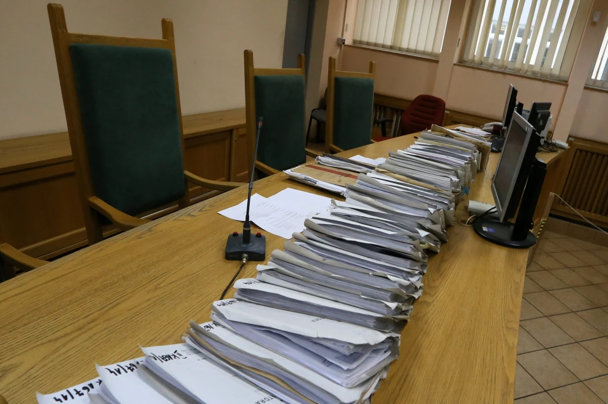 W niektórych sądach nawet 40 proc. spraw jest odraczanych – donosi piątkowa „Rzeczpospolita”. Kolejne terminy sędziowie wyznaczają dopiero na jesień. Potwierdziły się obawy sędziów i prokuratorów: nowy kontradyktoryjny proces karny, obowiązujący od 1 lipca, zamiast przyspieszyć procesy, znacznie je wydłuży.