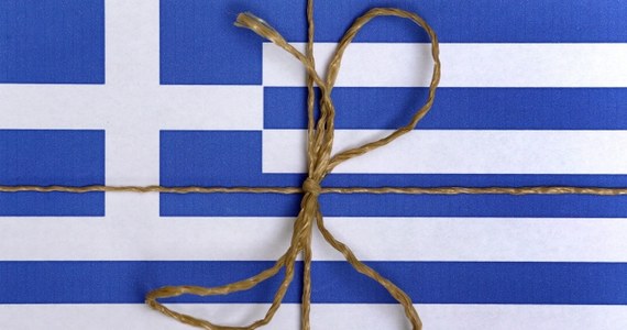Banki w Grecji, zamknięte od 29 czerwca, zostaną otwarte w poniedziałek. Ograniczenia w wypłatach będą znoszone stopniowo - podał w czwartek grecki wiceminister finansów Dimitris Mardas. Poprzednio informowano, że banki będą nieczynne do czwartku włącznie.
