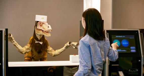 Na południowym zachodzie Japonii zostanie dziś otwarty hotel obsługiwany przez roboty. W hallu gości powita mechaniczny dinozaur, kobieta-android i robot-recepcjonista. Właściciele przekonują, że to pierwszy taki hotel na świecie.