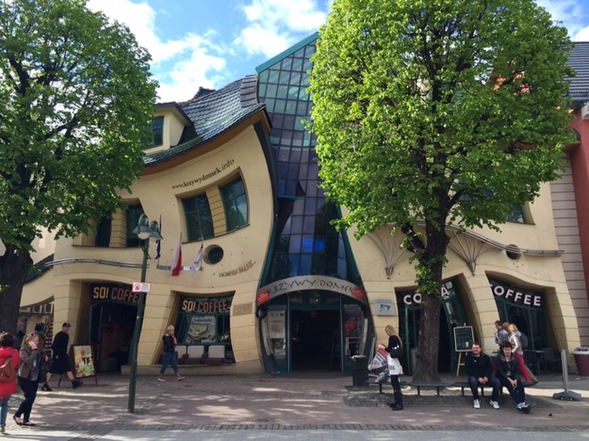 Sopocka policja szuka kierowcy, który w nocy przejechał autem przez słynny Monciak. Na deptak wjechał w jego górnej części, auto zaparkował później przed Krzywym Domem. Dane właściciela auta są już ustalone, a kierowcę zarejestrował monitoring.