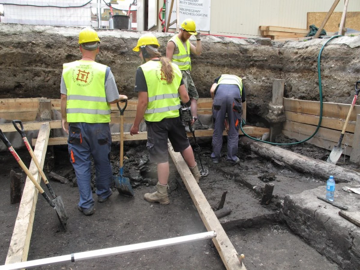 "Ilu królów da się znaleźć na 120 m2? Jak się okazuje wielu, i to nie byle jakich. Monety bite na zlecenie Kazimierza Wielkiego w ostatnich tygodniach dość często obwieszczały piskliwym dźwiękiem swą obecność pod sondą naszego detektora metali" - tak zaczyna się jeden z ostatnich wpisów archeologów pracujących tego lata na poznańskim Starym Rynku. 