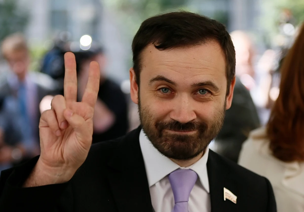 Moskiewski sąd wydał nakaz aresztowania deputowanego Ilji Ponomariowa, który jako jedyny głosował w ubiegłym roku przeciwko aneksji Krymu przez Rosję. Wcześniej Ponomariow został formalnie oskarżony o wyłudzenie pieniędzy o równowartości 750 tys. dolarów.