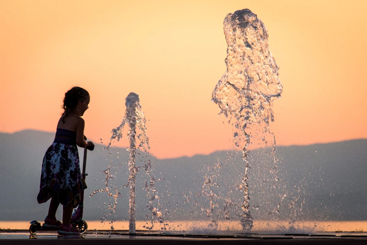 Latem policjant w miasteczku Ador na wschodzie Hiszpanii odczytuje codziennie zalecenie władz miejskich namawiające mieszkańców do sjesty. Apel - nadawany przez głośnik - ma być zachętą do pozostania w domach oraz ściszenia telewizorów i muzyki w godzinach 14-17.