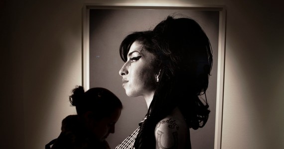 Filmowa opowieść o życiu, muzyce, karierze i tragicznej śmierci Amy Winehouse, jednej z najpopularniejszych i najbardziej kontrowersyjnych angielskich piosenkarek ostatnich lat - "Amy" w reżyserii Asifa Kapadii 7 sierpnia trafi do polskich kin. Winehouse zmarła w 2011 roku w wyniku przedawkowania narkotyków. 