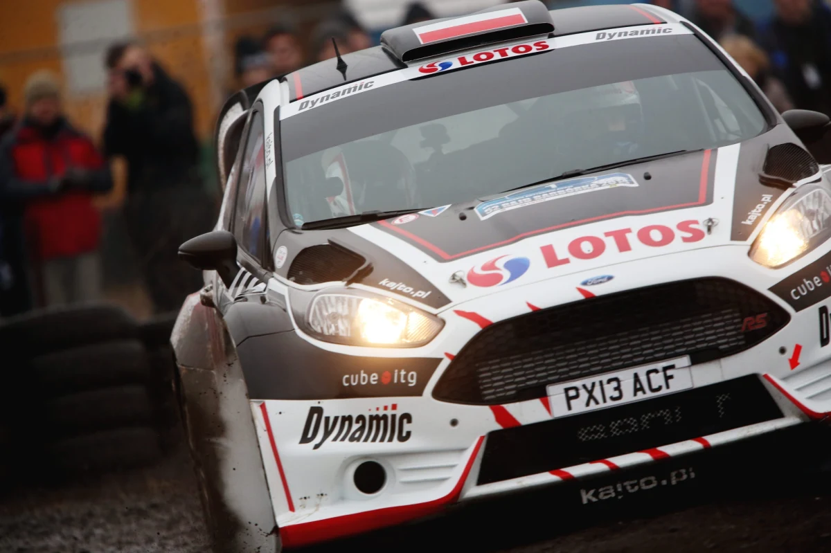 Kajetan Kajetanowicz (Ford Fiesta R5) wciąż zajmuje drugie miejsce w Rajdzie Estonii, szóstej eliminacji samochodowych mistrzostw Europy. Po sobotnim etapie nie zmienił się również lider - pozostaje nim Białorusin Aleksiej Łukjaniuk (Mitsubishi Lancer Evo X).