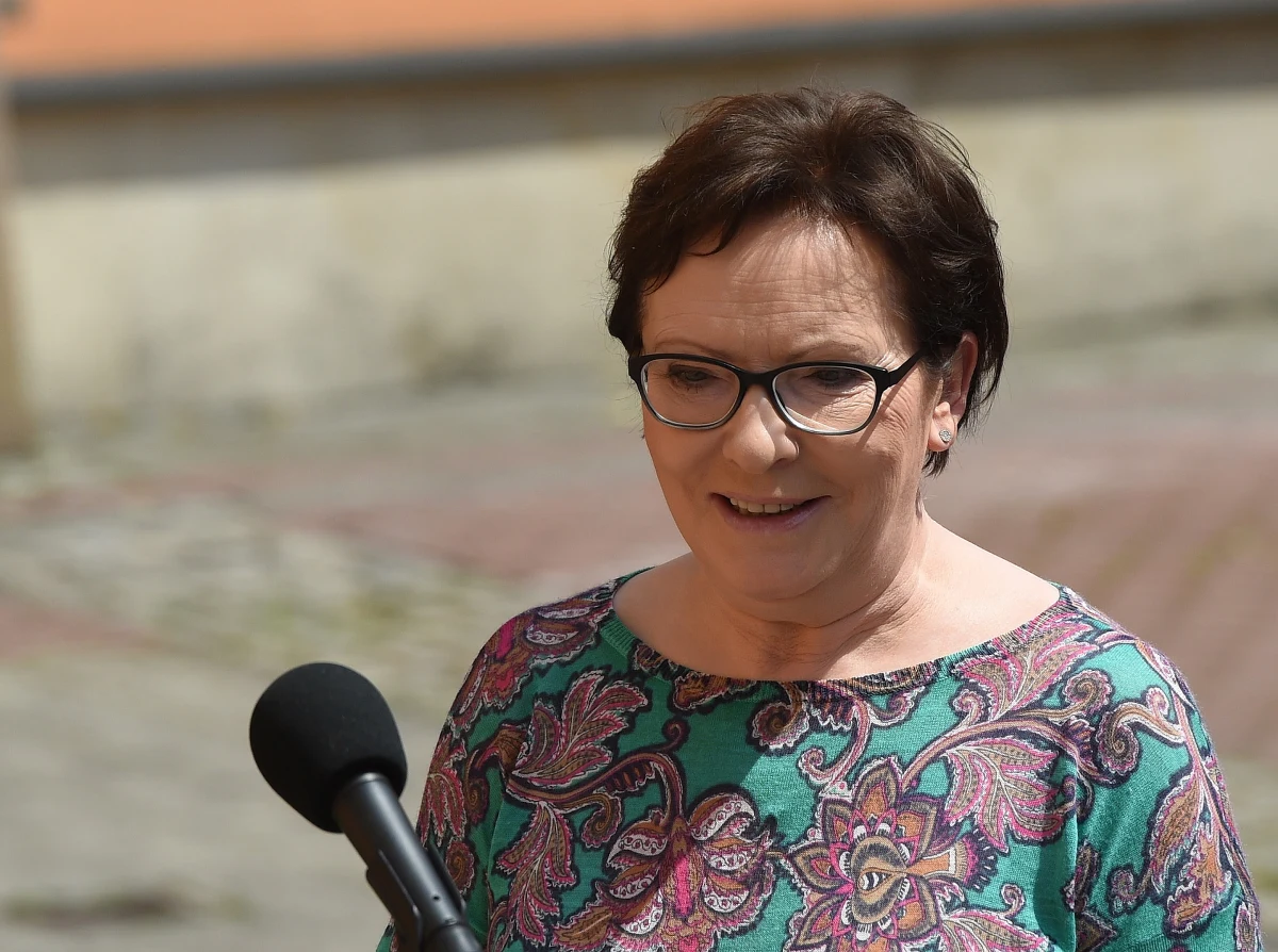 Premier Ewa Kopacz zapowiedziała, że w wyborach parlamentarnych wystartuje z „jedynki” w Warszawie. "Taka jest moja przymiarka, chciałabym się zmierzyć z szefem największej partii opozycyjnej, Jarosławem Kaczyńskim, który mam nadzieję będzie startował z Warszawy” - wyjaśniła szefowa rządu. "Tchórzliwa nie jestem, więc chciałabym się zmierzyć ze swoim największym oponentem" - dodała.