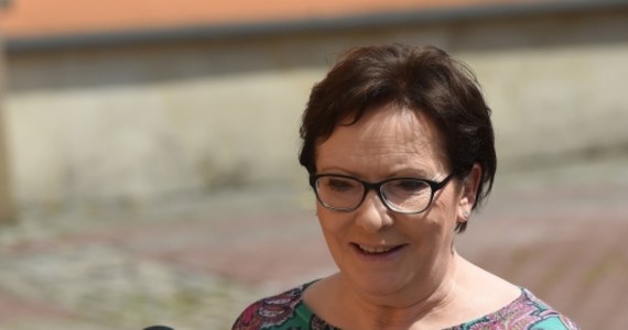 Premier Ewa Kopacz zapowiedziała, że w wyborach parlamentarnych wystartuje z „jedynki” w Warszawie. "Taka jest moja przymiarka, chciałabym się zmierzyć z szefem największej partii opozycyjnej, Jarosławem Kaczyńskim, który mam nadzieję będzie startował z Warszawy” - wyjaśniła szefowa rządu. "Tchórzliwa nie jestem, więc chciałabym się zmierzyć ze swoim największym oponentem" - dodała.