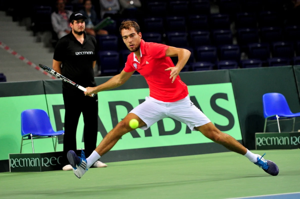 Jerzy Janowicz pokonał w czterech setach Serhija Stachowskiego i zagwarantował reprezentacji Polski zwycięstwo w meczu z Ukrainą. Dzięki temu Polacy we wrześniu zagrają mecz barażowy o awans do przyszłorocznych rozgrywek Grupy Światowej.