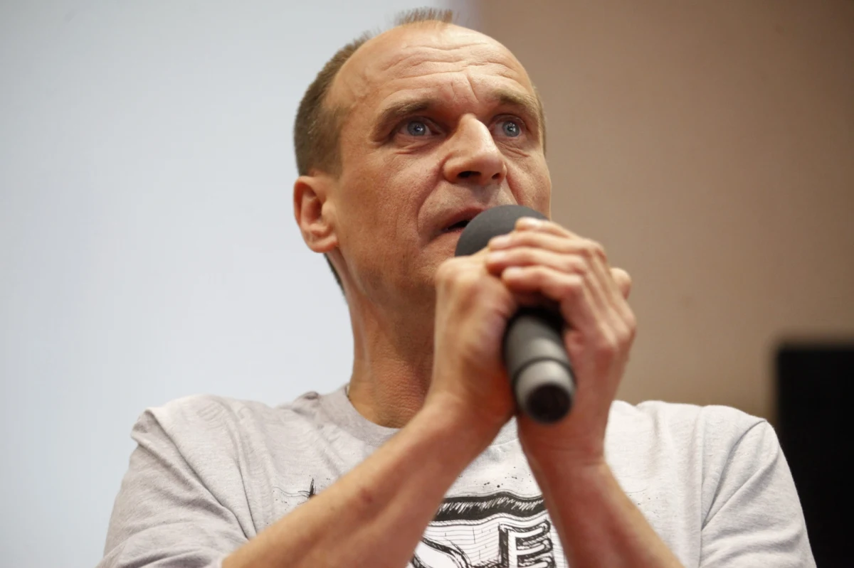 Paweł Kukiz opublikował na swoim facebookowym profilu "słowo na niedzielę". W bardzo emocjonalnym wpisie odniósł się do obietnic składanych przez największe partie polityczne i zachowania osób, które dają się im uwieść. „Farsa i bagno. A barany idą na rzeź” – stwierdził 