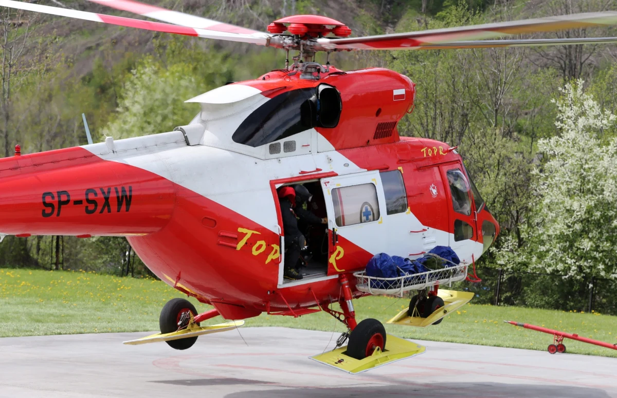 Szczęśliwie zakończyła się wieczorna akcja ratunkowa w Tatrach. Tuż przed zmrokiem do TOPR-u dotarła informacja o kobiecie, która spadła w rejonie Przełęczy Krzyżne. Mimo zapadających ciemności ratownicy poderwali śmigłowiec, który przetransportował ich w miejsce wypadku. 