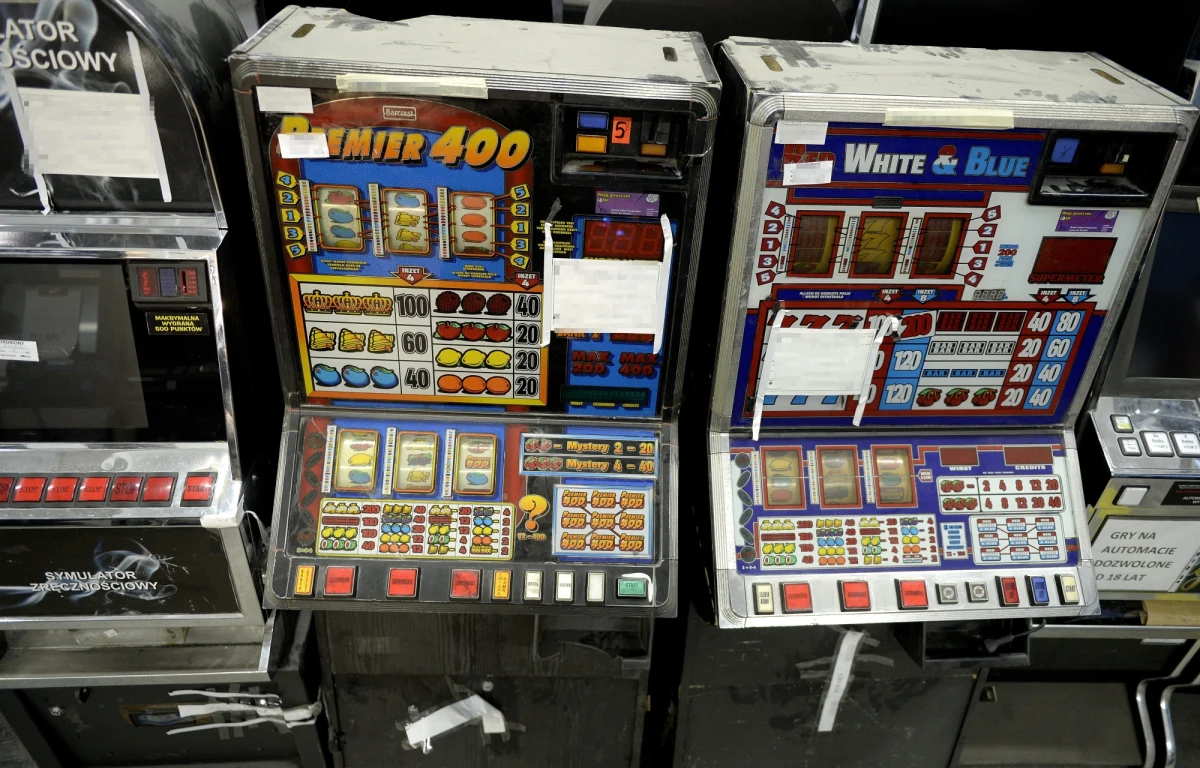 Centralne Biuro Antykorupcyjne zatrzymało dziesięć osób - w tym funkcjonariusza Urzędu Celnego w Elblągu. Wszystko wskazuje na to, że mężczyzna ujawniał osobom nieuprawnionym informacje o planowanych kontrolach w punktach gier hazardowych. Pozostali zatrzymani to właściciele punktów z automatami bez wymaganej koncesji. 