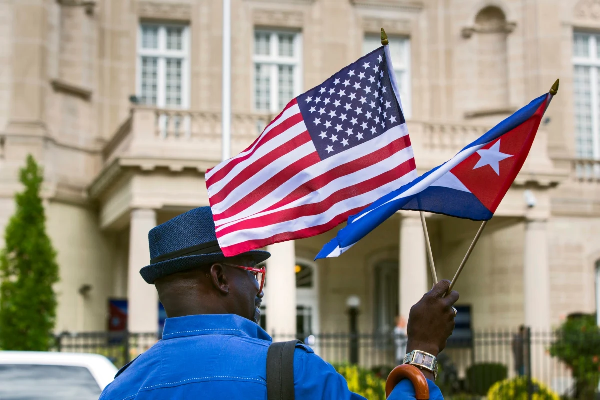 Kubańska flaga znów zawisła w poniedziałek w Waszyngtonie. To znak otwarcia ambasady Kuby w stolicy Stanów Zjednoczonych i wznowienia stosunków dyplomatycznych między obydwoma krajami po ponad półwiecznej przerwie.