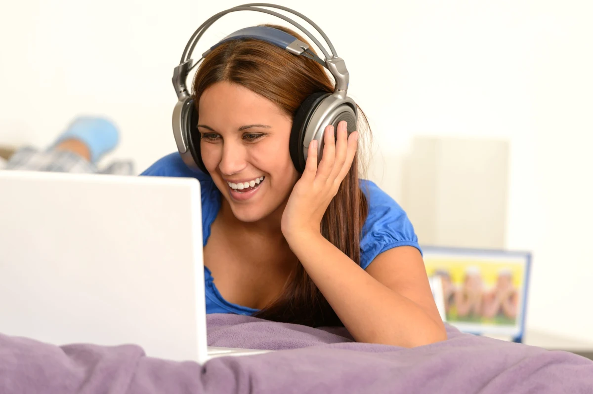 Nie możesz się uwolnić od natrętnej piosenki Kylie Minogue? "Ona tańczy dla ciebie" wciąż od nowa i od nowa? Zajmij się czymś pożytecznym. To sugestia naukowców z Goldsmiths, University of London, oparta na najnowszych, nieopublikowanych jeszcze wynikach badań. Pisze o tym na swej stronie internetowej czasopismo "New Scientist". Ci sami autorzy w pracy, która ukaże się wkrótce na łamach czasopisma "Consciousness and Cognition" przekonują, że łatwość z jaką niektóre piosenki przyklejają się do nas ma związek z budową mózgu.