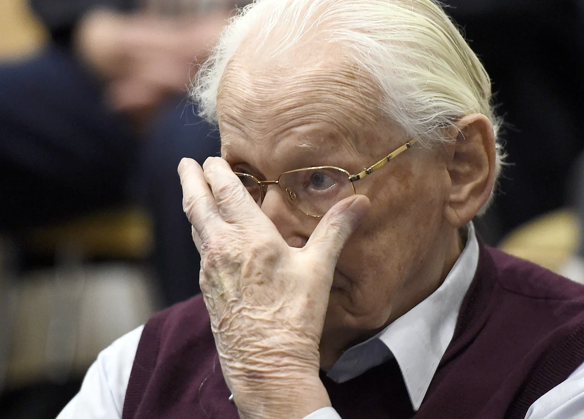 Obrońcy Oskara Groeninga, byłego strażnika z niemieckiego obozu zagłady Auschwitz-Birkenau, złożyli apelację od ubiegłotygodniowego wyroku sądu w Lueneburgu. Skazał on 94-letniego mężczyznę na karę czterech lat więzienia. Groening pozostanie na wolności do czasu rozpatrzenia apelacji - podaje agencja AP.