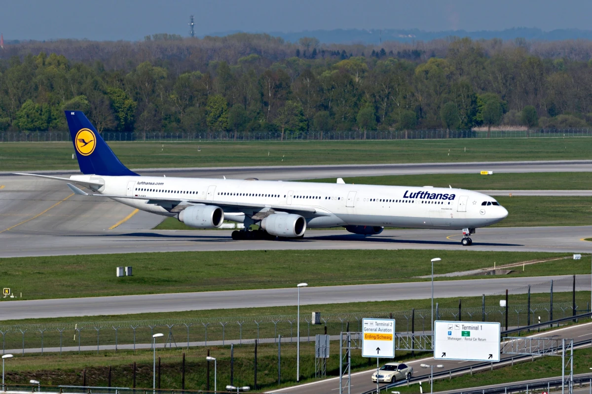 Niebezpieczny incydent w okolicach warszawskiego lotniska Chopina. Wczoraj bardzo blisko lądującego samolotu Lufthansy latał dron, co mogło doprowadzić do katastrofy. Piloci od razu zawiadomili wieżę. Do nagrania tych rozmów dotarł dziennikarz RMF FM Krzysztof Berenda - posłuchajcie!