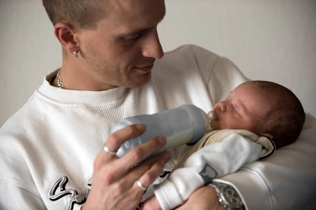 Masz problemy z powrotem do wagi sprzed ciąży? Jesteś ojcem? To nic dziwnego, najnowsze badania potwierdzają, że po przyjściu na świat pierwszego dziecka mężczyźni tyją. Wyniki badań przeprowadzonych przez naukowców z Northwestern University Feinberg School of Medicine pokazują, że młody ojciec przybiera na wadze przeciętnie od półtora do dwóch kilogramów. Wszystko przez zmianę trybu życia. Pisze o tym w najnowszym numerze czasopismo "American Journal of Men's Health".