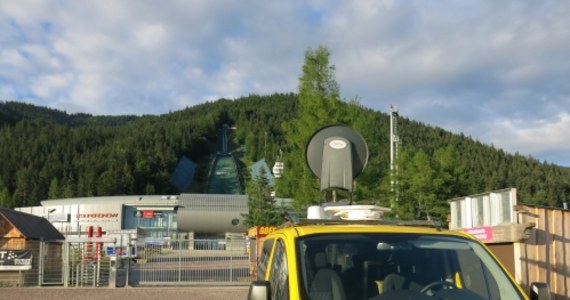 Wielka Krokiew jest gotowa na przeprowadzenie zawodów Letniej Grand Prix w skokach narciarskich - zapewnia w rozmowie z RMF FM szef Centralnego Ośrodka Sportu w Warszawie Marcin Jędryczka. Na dowód prezentuje zdjęcia i film ze skoków austriackiej kadry, która trenowała dziś w Zakopanem.