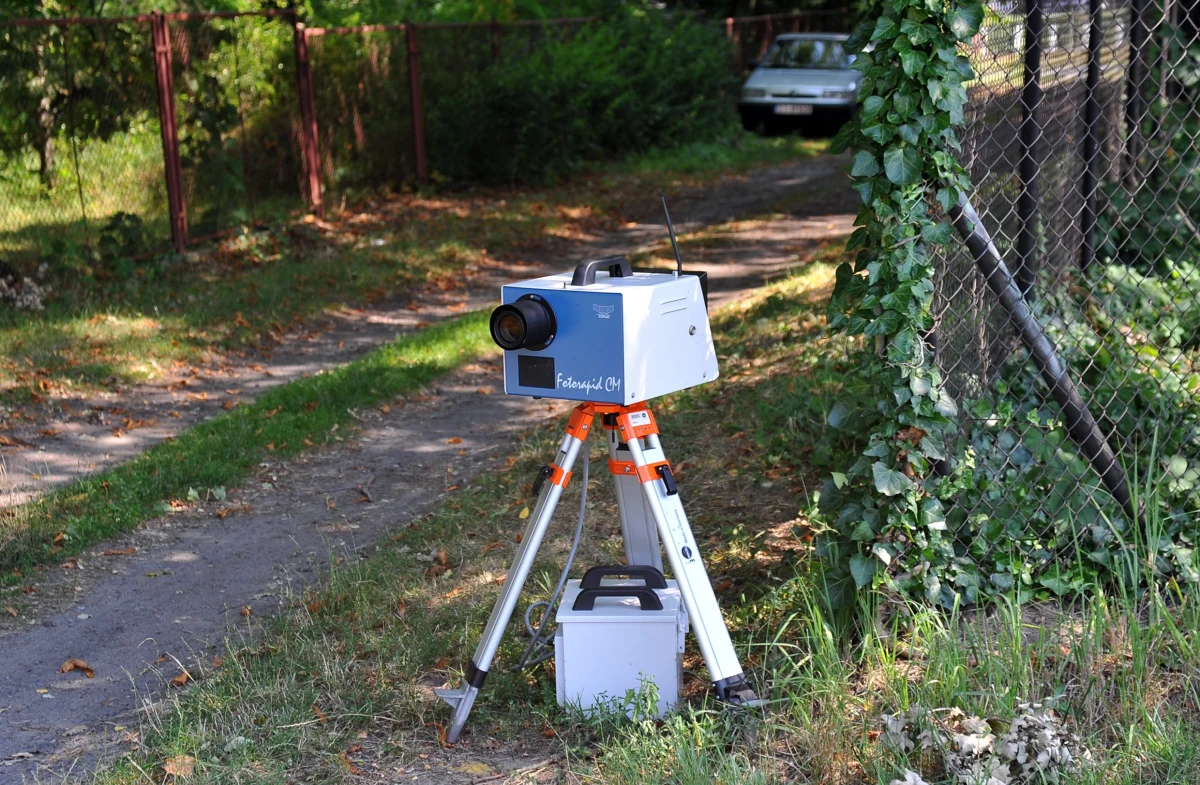 Straże gminne stracą fotoradary! Ten moment jest coraz bliżej. Sejmowa komisja infrastruktury przyjęła projekt ustawy, która odbiera możliwość rejestrowania wykroczeń drogowych przez strażników gminnych i miejskich. 
