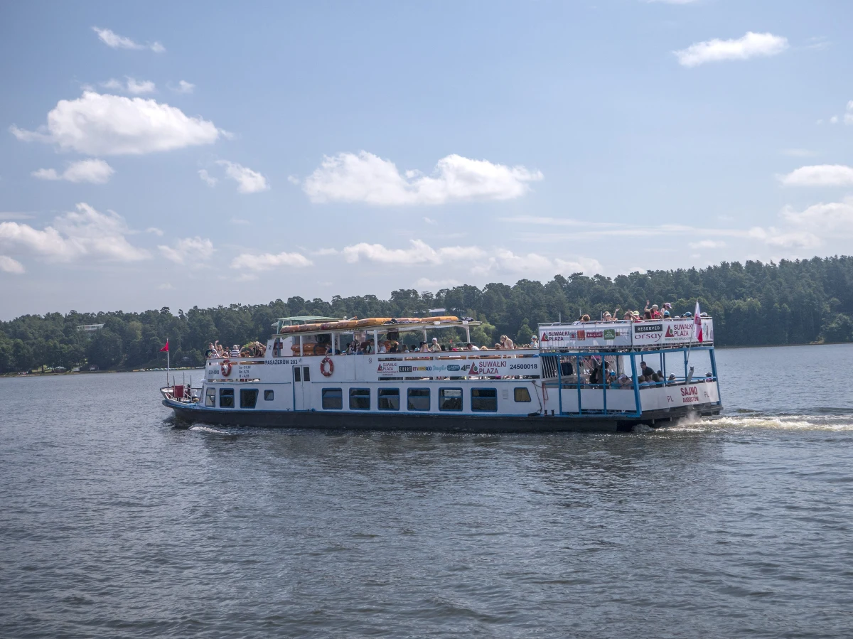 Urząd Morski w Słupsku wszczął dwa postępowania administracyjne wobec kierownika jachtu z Dźwirzyna, który wziął w rejs 31 kolonistów z opiekunami. Jego łódź mogła zabrać tylko 12 pasażerów. O tej skrajnej nieodpowiedzialności wykrytej przez Straż Graniczną pisaliśmy 1 lipca. Teraz konsekwencje zaczyna wyciągać Urząd Morski.  