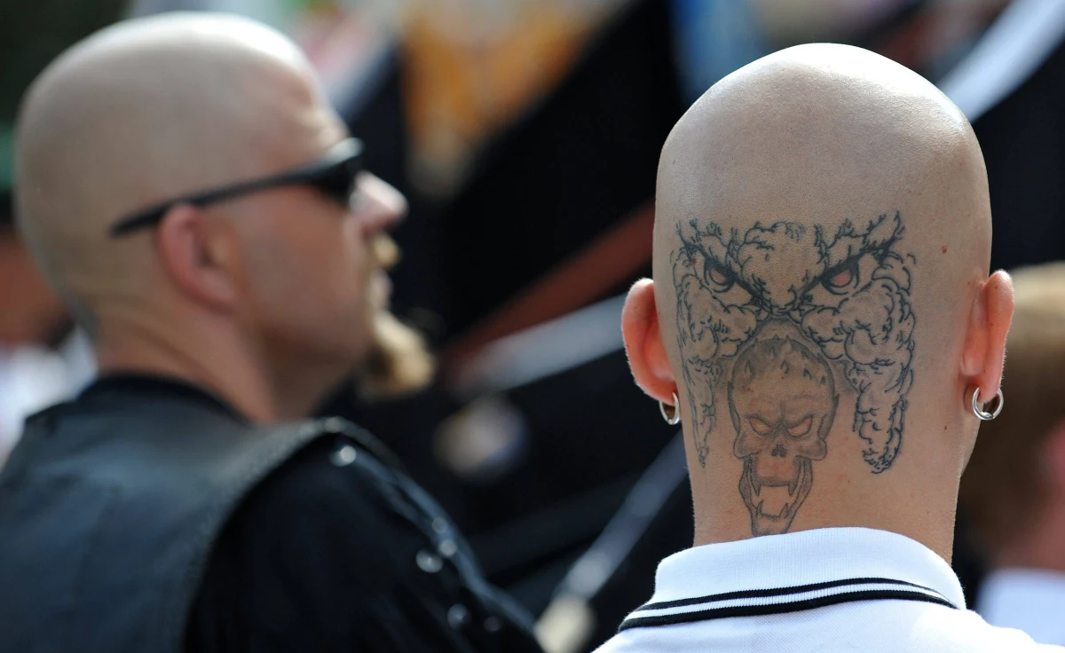 "Czy wolno śmiać się z neonazistów? Tak, to fizyczna konieczność" - mówi twórca komedii "Heil", Dietrich Brueggemann, portretując biorących udział w prowokacji wobec Polski "łysych" jako prymitywnych głupków. Niewiele lepiej wypadają miejscowe władze, policja, media i anyfaszyści.