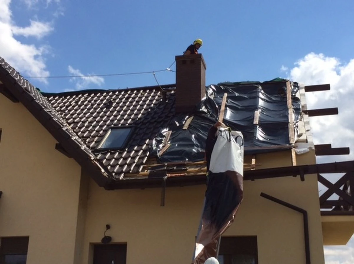 Po ostatnich burzach zdecydowaliście się na ubezpieczenie swojego domu czy mieszkania? Podpisując polisę dokładnie sprawdzajcie jej zapisy. Standardowa umowa ubezpieczeniowa ma swoje kruczki. Szczególnie powinniśmy zwrócić uwagę na definicje zdarzeń, przed którymi chcemy być chronieni i na wyłączenia. To kluczowe elementy, które znajdziemy w ogólnych warunkach ubezpieczenia. 