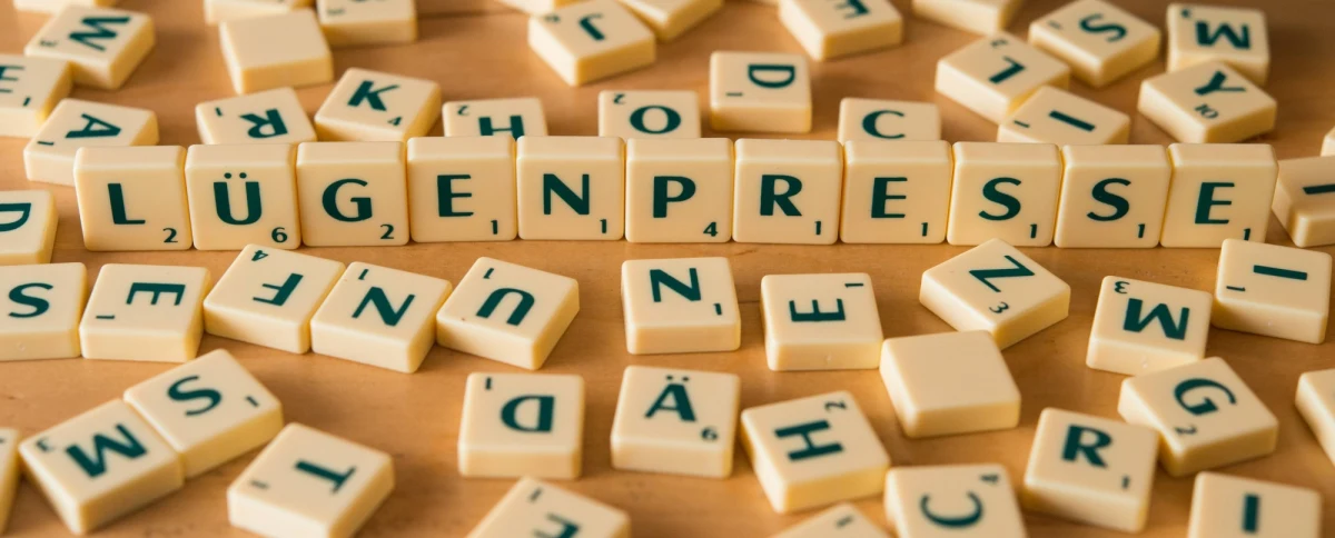 Nowozelandczyk Nigel Richards został mistrzem świata w scrabblach frankofońskich, mimo że... nie zna języka francuskiego. Słów nauczył się na pamięć z oficjalnego słownika scrabblisty. 