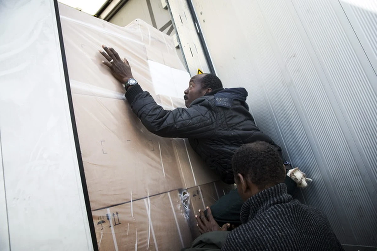 Operator tunelu pod kanałem La Manche, spółka Eurotunnel, poinformowała, że zwrócił się do francuskich i brytyjskich władz o wypłatę ok. 10 mln euro. Ma to związek z kryzysem związanym z imigrantami w porcie Calais po francuskiej stronie tunelu.
