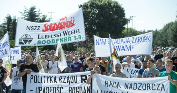 Związkowcy z kopalni Bogdanka protestowali przed siedzibą zarządu spółki, domagając się utrzymania miejsc pracy i poziomu płac z 2014 r. Kopalnia – w związku z trudną sytuacją na rynku węgla – zmniejsza wydobycie i redukuje zatrudnienie.