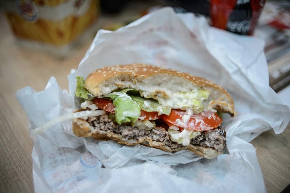 W co dziesiątym barze nad Bałtykiem jest brudno - wynika z kontroli prowadzonych przez zachodniopomorski sanepid. Inspektorzy sprawdzili też warunki w jakich nad morzem wypoczywają dzieci. Posypały się mandaty. 