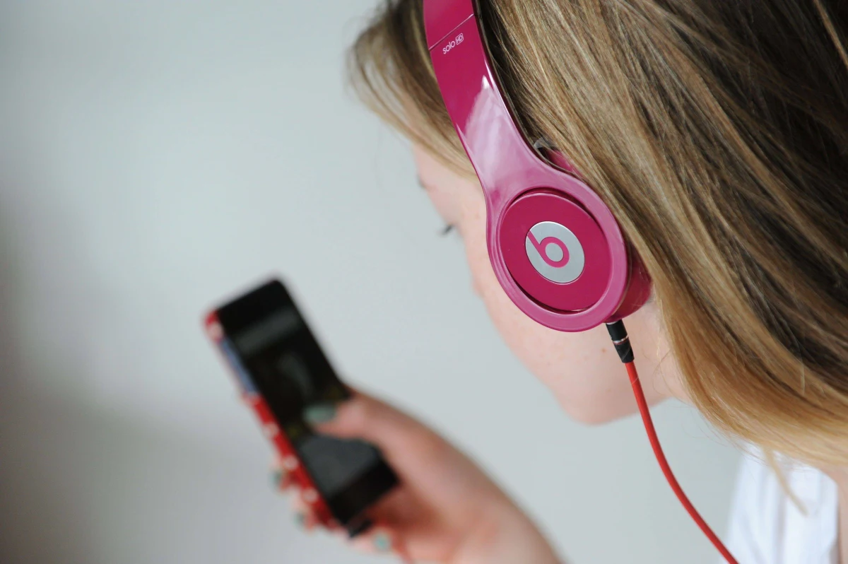 Jeśli jazz to w stylu Norah Jones, czy Ornette Colemana? Muzyka klasyczna raczej Bacha czy Strawińskiego? Rock spod znaku Coldplay czy Slayera? Odpowiedź na te pytania może dać wgląd w to, jak myślisz - przekonują na łamach czasopisma "PLOS ONE" psycholodzy z Uniwersytetu w Cambridge. Wyniki ich badań wskazują, że to czy myślisz empatycznie, dostrzegając emocje innych, czy systematycznie, koncentrując się na na analizie informacji, istotnie wpływa na twój muzyczny gust.