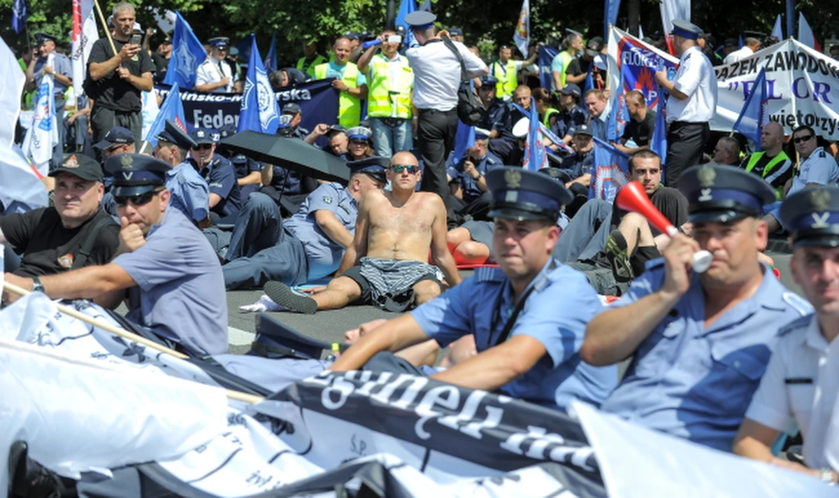 Strażacy, policjanci, strażnicy graniczni i przedstawiciele służby celnej protestowali dziś w Warszawie blokując fragment alej Ujazdowskich. "Powód to brak gwarancji podwyżki płac funkcjonariuszy służb mundurowych zadeklarowanej w 2011 roku. Miała być ona powtórzona pod koniec trwającej kadencji rządu" - mówili mundurowi. Ich główne postulaty to podwyżki i waloryzacja emerytur. 