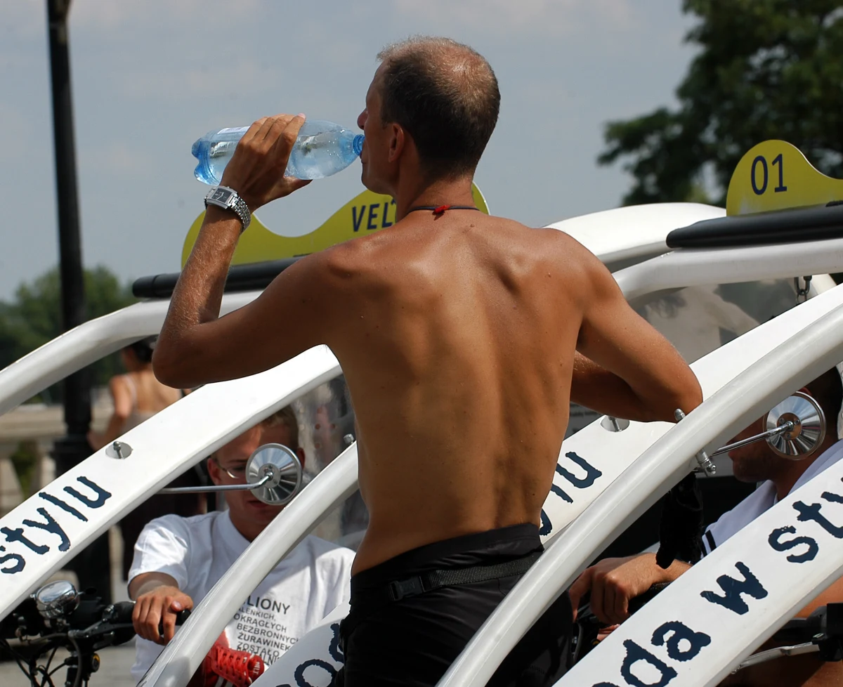 Polskę rzadko nawiedzają afrykańskie upały i dlatego nieprzyzwyczajeni do nich rodacy szukają ochłody na różne sposoby. Jednym z najprostszych jest pozbycie się odzieży, co razi jednak poczucie estetyki wielu osób. Paradujący z nagim torsem i widocznym mięśniem piwnym (brzuchem) na wierzchu mężczyzna bez koszuli raczej odpycha niż przyciąga wzrok.