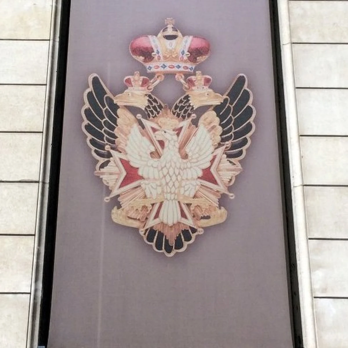 Paryskie Muzeum Legii Honorowej nie przyznaje się do popełnienia rażącego błędu, który może ranić uczucia Polaków. Na banerach reklamujących kolekcję tej placówki widnieje najstarsze i najwyższe polskie odznaczenie państwowe - Order Orła Białego - w rosyjskiej wersji, która była przyznawana przez cara Rosjanom i zdrajcom polskiego narodu. "Nie widzę problemu!" - mówi korespondentowi RMF FM Markowi Gładyszowi kustoszka muzeum.