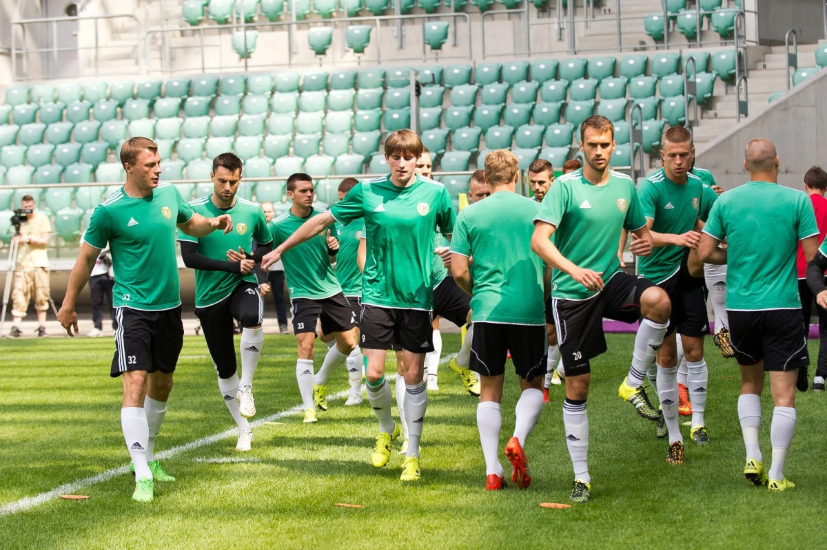 Szwedzka policja obawia się bójek i zamieszek w związku z wieczornym meczem drugiej rundy eliminacji piłkarskiej Ligi Europejskiej pomiędzy IFK Goeteborg i Śląskiem Wrocław. "Spotkanie zostało zakwalifikowane jako mecz wysokiego ryzyka, więc postanowiliśmy zamknąć 30 procent widowni i spotkanie będzie oglądało - zamiast 18 - tylko 12 tysięcy widzów" - poinformował dyrektor handlowy szwedzkiego klubu Andrej Haeggblad.