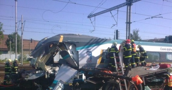 Sąd w Nowym Jiczynie we wschodnich Czechach nałożył areszt na polskiego kierowcę ciężarówki, w którą w środę uderzył pociąg Pendolino. W wypadku, który wydarzył się w Studence w kraju morawskośląskim, zginęły trzy osoby. "Kierowca bardzo żałuje swojego czynu, stopniowo zaczyna rozumieć, co zrobił" - powiedział sędzia Radim Szvec. 