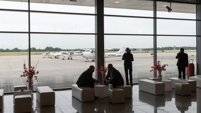 Turyści utknęli na lotnisku. Odlecieli z kilkunastogodzinnym opóźnieniem