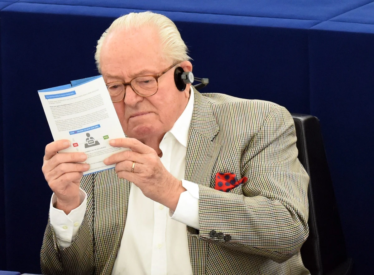 Jean-Marie Le Pen - twórca francuskiego skrajnie prawicowego Frontu Narodowego i do niedawna jego honorowy przewodniczący - stanie ponownie przed sądem za kontrowersyjne wypowiedzi o Holokauście i komorach gazowych. Informację taką podał w piątek "Le Figaro". Sąd w Paryżu, który rozpoczął już w tej sprawie dochodzenie, nie podał jeszcze daty procesu.