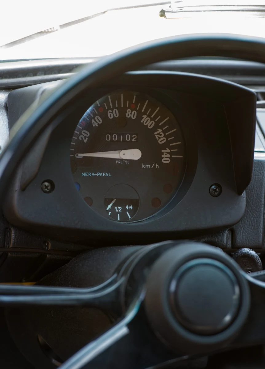 Proceder zaniżania przebiegu aut kwitnie i ma się coraz lepiej – alarmuje w weekendowym wydaniu "Gazeta Wyborcza". Handlarze przyznają, że nawet dziewięć na dziesięć samochodów ściągniętych z Zachodu i wystawionych na sprzedaż jest "kręconych".