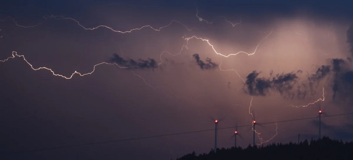 W ostatnich dniach nad Polską przechodzą gwałtowne burze. W piątek od uderzenia pioruna zginęła 34-latka. Strażacy apelują o ostrożność i rozwagę. Radzą również, jak zachować się w czasie nawałnicy.