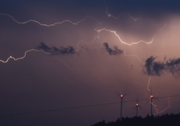 Zbliża się burza, jesteś nad jeziorem. Wiesz, co robić?