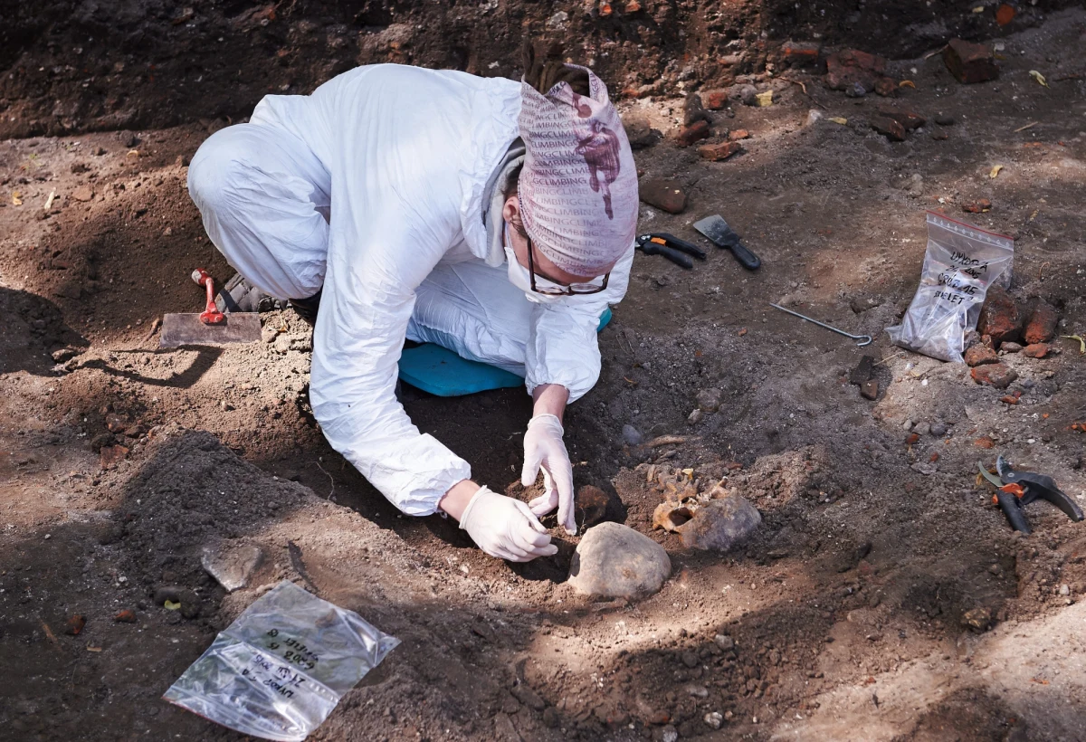 Szczątki 27 osób odnaleźli w ciągu pierwszego tygodnia prac na Cmentarzu Garnizonowym w Gdańsku pracownicy IPN poszukujący pochówków ofiar komunizmu. Najprawdopodobniej tylko część znalezionych szczątków należała do więźniów zmarłych lub straconych w pobliskim areszcie.