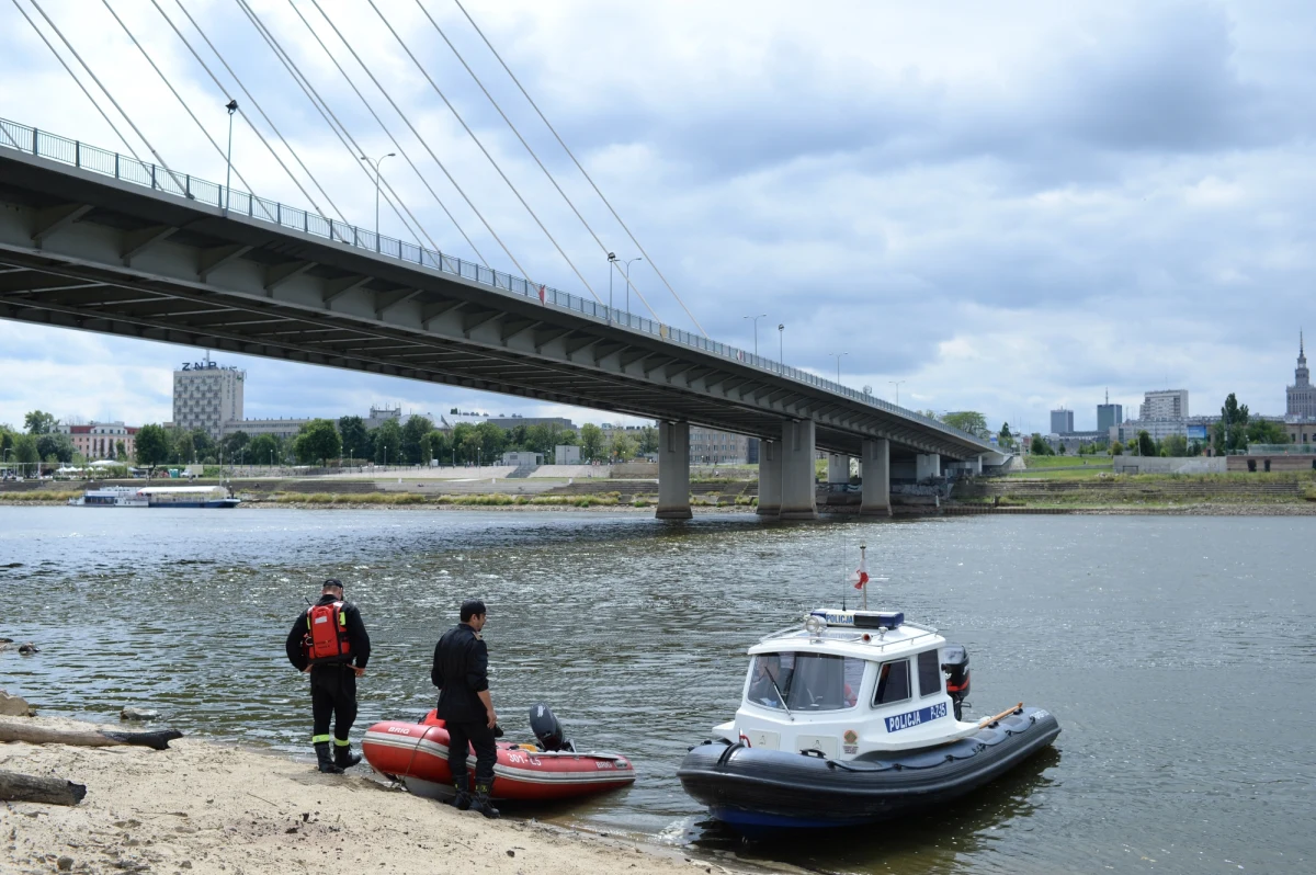 W poniedziałek rano zostanie wznowiona akcja poszukiwawcza 31-letniego mężczyzny, który w sobotę wpadł do Wisły z Mostu Świętokrzyskiego w Warszawie. To 31-letni mieszkaniec Bytomia.