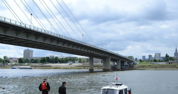 W poniedziałek rano zostanie wznowiona akcja poszukiwawcza 31-letniego mężczyzny, który w sobotę wpadł do Wisły z Mostu Świętokrzyskiego w Warszawie. To 31-letni mieszkaniec Bytomia.