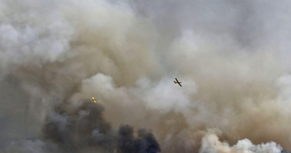 Potężny pożar szaleje w hiszpańskiej Katalonii. Ogień pojawił się tam w niedzielę po południu i w ciągu kilku godzin strawił około 450 hektarów lasów. Jego rozprzestrzenianiu sprzyja silny wiatr. Służby musiały ewakuować około 400 ludzi.