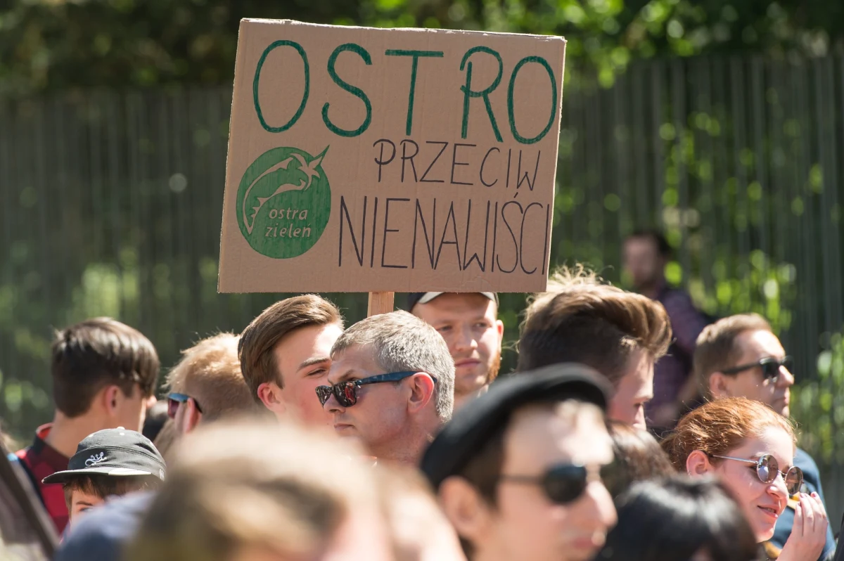 Nie mniejszości seksualne, lecz narodowe i etniczne są w większym stopniu narażone na przestępstwa z nienawiści - pisze "Rzeczpospolita", która zapoznała się z wynikami prac Zespołu ds. Ochrony Praw Człowieka MSW za 2014 rok. 