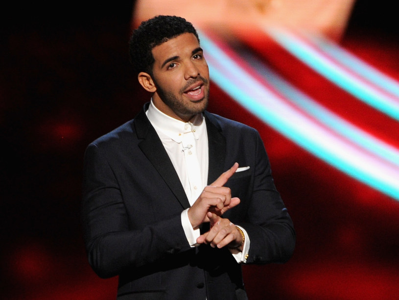 Kilka dni temu Meek Mill zarzucił Drake'owi na Twitterze, że ten nie pisze swoich tekstów, zlecając to innym. W odpowiedzi na zarzuty Amerykanin zaprezentował nową piosenkę. 
