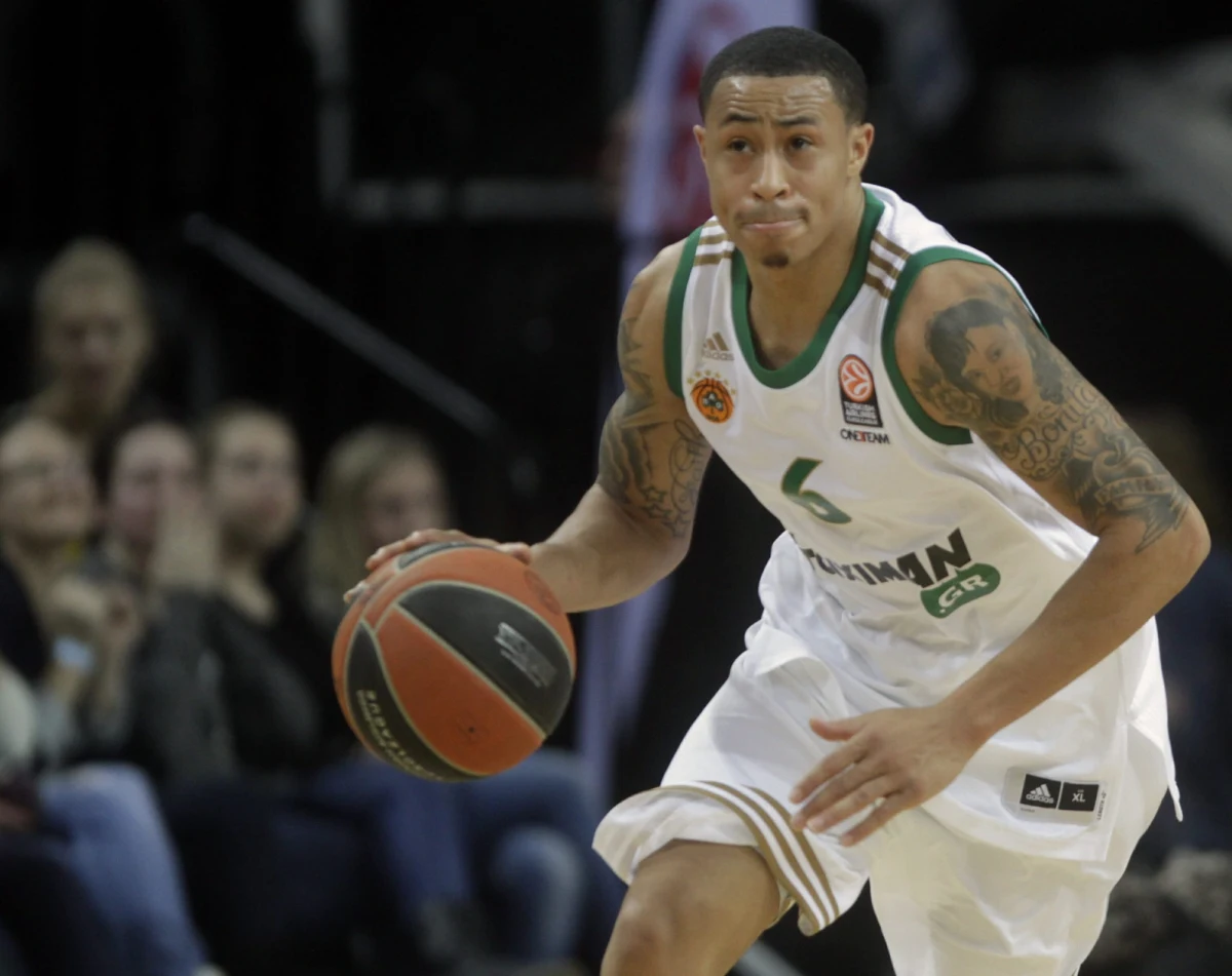 Reprezentacja koszykarzy szykuje się do Eurobasketu. W najbliższy weekend kadra Mike’a Taylora rozegra pierwsze sparingi. Naszą reprezentację wzmocnił niedawno Amerykanin A.J. Slaughter. Dostał obywatelstwo, choć z Polską nie ma wiele wspólnego. Amerykanie w biało-czerwonej koszykarskiej kadrze to jednak żadna nowość.