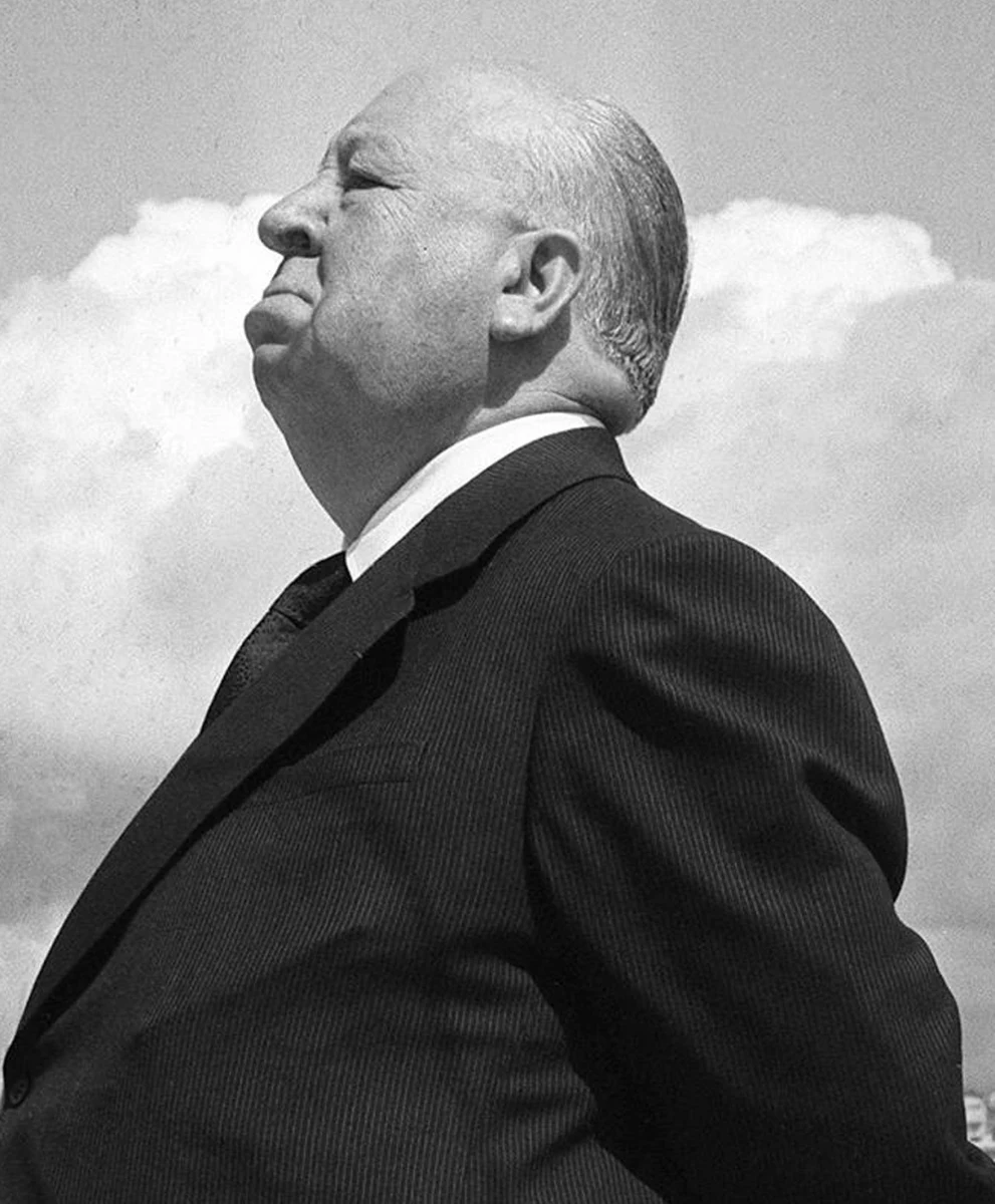 Jeśli nie możesz już słuchać najbardziej oklepanego w dziejach kina określenia filmów Alfreda Hitchcocka, jako "trzęsienia ziemi, po którym napięcie tylko rośnie", nie jesteś sam. Ale to nie oznacza, że wiele filmów mistrza suspensu nie wygląda dokładnie w taki sposób. Naukowcy z Georgia Institute of Technology postanowili sprawdzić, w jaki sposób filmy Hitchcocka i inne wybitne dreszczowce na nas działają. I przekonali się, że w chwilach największego napięcia nasz mózg skupia się tylko na tym, co najważniejsze. Praca na ten temat ukaże się na łamach czasopisma "Neuroscience". 