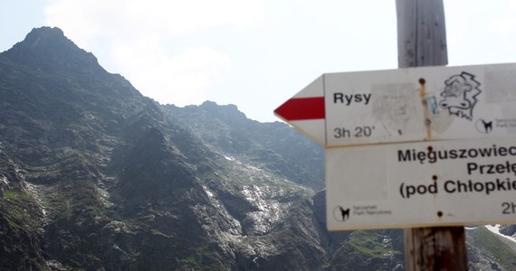 Akcja ratunkowa w Tatrach. Ratownicy TOPR polecieli śmigłowcem po dwoje turystów, którzy utknęli na szlaku pod wierzchołkiem Rysów. 